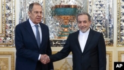 Ministrul de Externe al Rusiei, Serghei Lavrov, primit la Teheran de omologul său iranian, Abbas Araghchi, pe 25 februarie 2025 