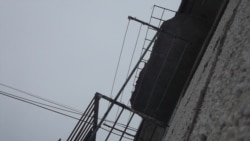 Кусок бетона угрожающе навис над балконом пятого этажа
