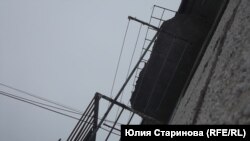 Кусок бетона угрожающе навис над балконом пятого этажа