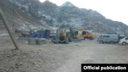 Ворух эксклавының маңында тоқтап тұрған жол құрылысы. Техника Қырғызстанға тиесілі. Ақ-Сай ауылы, 13 қаңтар 2014 жыл.