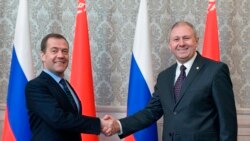 Встреча премьер-министра России Дмитрия Медведева (слева) с белорусским премьером Сергеем Румасом. Брест, 13 декабря 2018 года