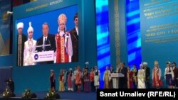 Қазақстан президенті Нұрсұлтан Назарбаев Қазақстан халқы ассамблеясының республикалық форумында сөйлеп тұр. Орал, 9 наурыз 2016 жыл.