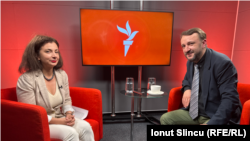 Istoricul Eugen Ciurtin, specialist în istoria religiilor, în studioul Europa Liberă România, cu jurnalista RFE/RL, Oana Despa.