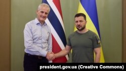 Президент України Володимир Зеленський (праворуч) і прем’єр-міністр Норвегії Йонас Ґар Стьоре. Кив, 1 липня 2022 року