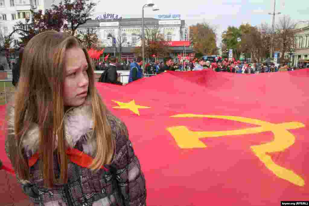 Большой флаг коммунисты растянули на ступенях перед памятником.