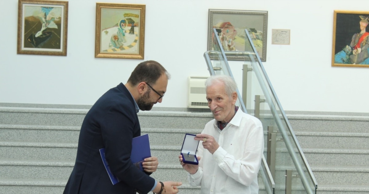 Художникът Емил Стойчев живее в Париж и София, но избра