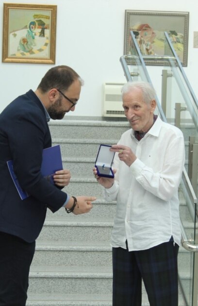 Художникът Емил Стойчев живее в Париж и София но избра