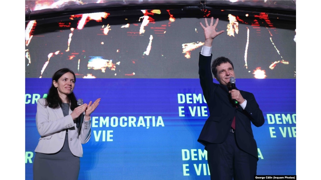 Miting în Piața Victoriei, pe 10 mai 2025, cu numele „România în lumină”, inițiat de candidatul independent la președinția României, Nicușor Dan. În fotografie: Nicușor Dan și partenera lui de viață, Mirabela Grădinaru.