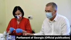 Справа – депутат Давид Сергеенко