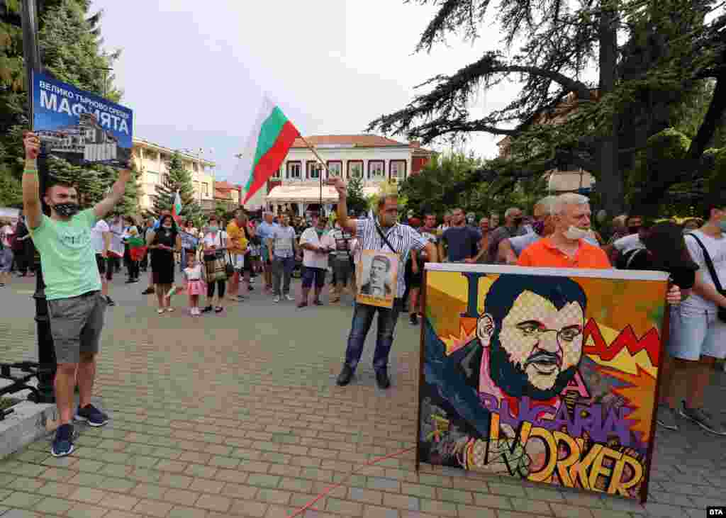 Протестиращи във Велико Търново с плакат с лицето на Делян Пеевски.