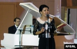 Дарига Назарбаева поет на приеме в честь открытия Евразийского медиа-форума. Алматы, 19 апреля 2007 года.