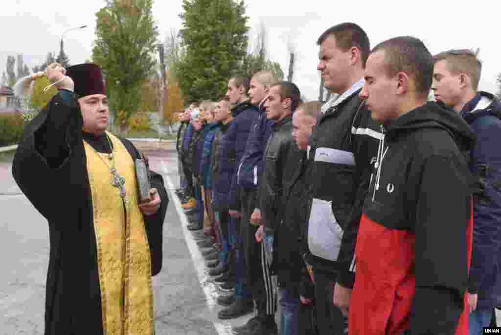 Урочиста церемонія відправлення призовників на строкову службу до лав Збройних Сил України, на території Полтавського обласного збірного пункту, 25 жовтня 2017 року