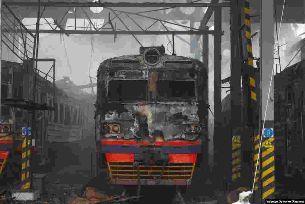 Згорілі потяги внаслідок масованої атаки РФ на залізницю у Фастові