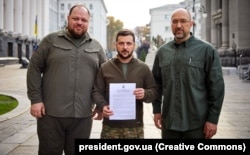 Gyorsított eljárást akarnak: Volodimir Zelenszkij ukrán elnök (középen), Denisz Smihal miniszterelnök (jobbra) és Ruszlan Sztefancsuk parlamenti elnök (balra) Ukrajna gyorsított NATO-felvételi kérelmével 2022. szeptember 30-án