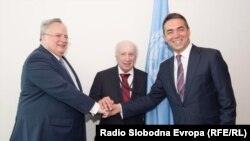 министрите за надворешни работи на Македонија и на Грција, Никола Димитров и Никос Коѕијас, со личниот пратеник на генералниот секретар на Обединетите нации Метју Нимиц