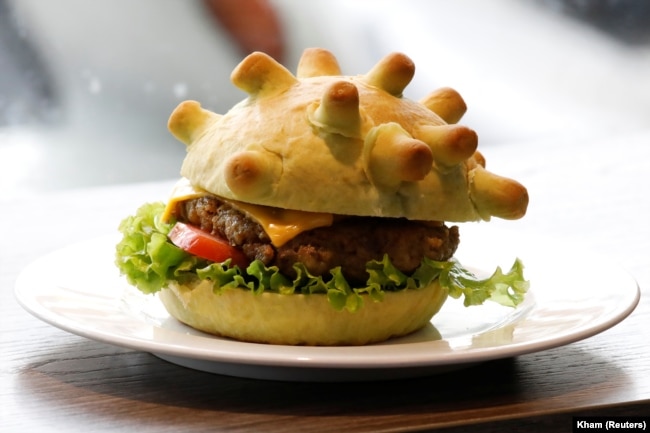 "Коронабургер" в одном из ресторанов в Ханое. Июнь 2020 года