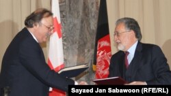 د افغانستان د بهرنیو چارو وزیر زلمی رسول له خپل ګرجستاني سیال ګریګول وشاتزه سره