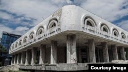 Бишкектин чок ортосунда жайгашкан “Нарын” рестораны 1980-жылдары курулган.