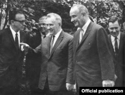 Премьер Алексей Косыгин (слева) и президент США Линдон Джонсон на встрече в Глассборо, 23 июня 1967 года