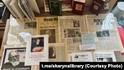 На выставе публікацый Аляксандра Надсана