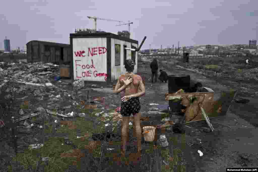 Аўганскі хлопец-уцякач мыецца ў лягеры для ўцекачоў у Бялградзе, Сэрбія. 11 лютага 2017.