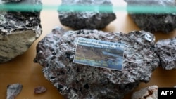 O bucată de mineral expusă la Școala de Minerale și Petrol din Groenlanda din Sisimiut, Groenlanda, pe 2 februarie 2026.