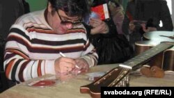 Зьміцер Бартосік раздае аўтографы пасьля канцэрту ў Баранавічах.