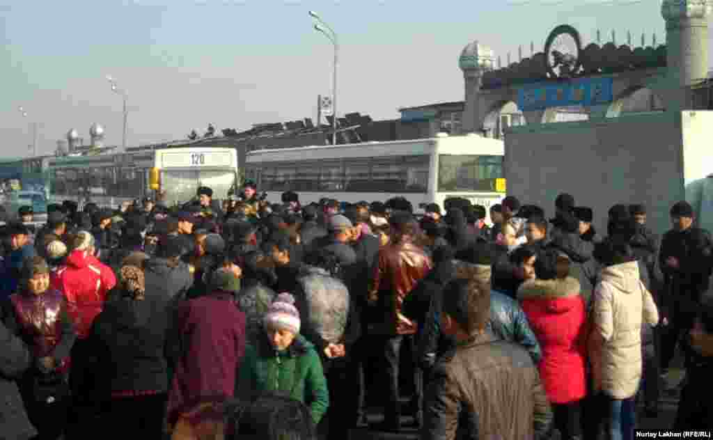 Торговцы сгоревших на алматинской барахолке рынков вышли 18 ноября на акцию протеста. Они попытались перекрыть автотрассу, требуя встречи с акимом Алматы. 17 ноября на барахолке произошел второй за последние два месяца крупный пожар. Подавляющее большинство алматинских рынков были открыты в 1990-е годы. В акимате города говорят, что «на этих рынках не соблюдаются ни строительные, ни санитарные правила, к тому же рынки создают препятствия дорожному движению».
