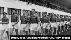 Parada e futbollistëve shqiptarë në hapje të Ballkaniadës, më 6 tetor 1946.