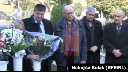 Rade Aleksić (u sredini) pored groba svog sina