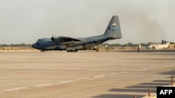 Un avion militar de transport C-130 Hercules al Forțelor Aeriene americane decolează de pe aeroportul din Bagdad, Irak, pe 29 septembrie 2026.