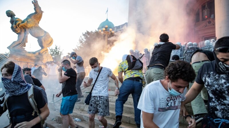 Amnesti o protestima u Srbiji: Nasilni policijski napadi protiv demonstranata moraju prestati