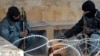 Отқа жылынып отырған ауған полицейлері. Қандағар, 24 маусым 2012 жыл. (Көрнекі сурет)