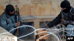 Отқа жылынып отырған ауған полицейлері. Қандағар, 24 маусым 2012 жыл. (Көрнекі сурет)