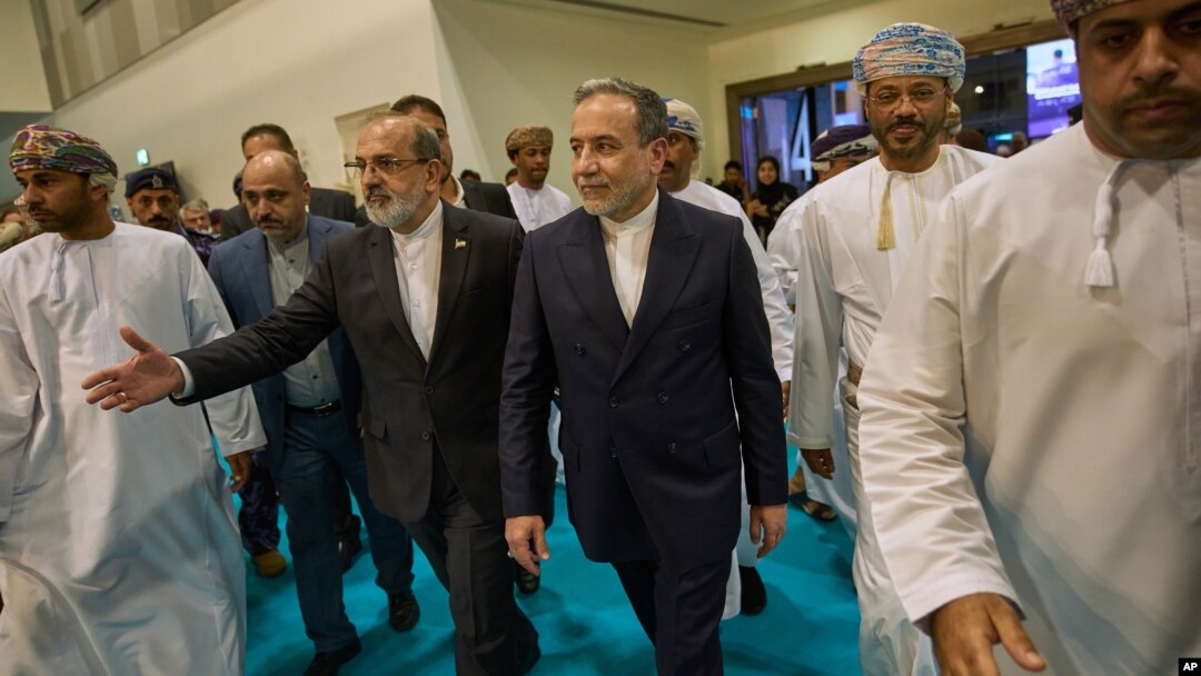 عباس عراقچی هنگام بازدید از یک نمایشگاه بین‌المللی کتاب در مسقط. پایتخت عمان میزبان دو دور مذاکرات بین ایران و آمریکا بوده است