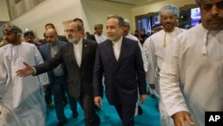 عباس عراقچی هنگام بازدید از یک نمایشگاه بین‌المللی کتاب در مسقط. پایتخت عمان میزبان دو دور مذاکرات بین ایران و آمریکا بوده است