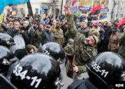 Manifestant aruncând o piatră în ferestrele băncii rusești Sberbank, Kiev, 20 februarie 2016.