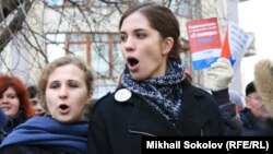 Участницы панк-группы Pussy Riot Надежда Толоконникова (слева) и Мария Алехина. 