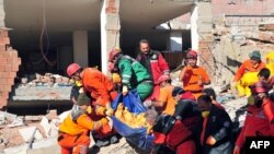 Турция. Спасательные работы в городе Эрджис. 24 октября 2011 года