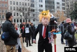 Участник акции протеста в образе Дональда Трампа