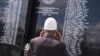 Një burrë duke shikuar memorialin e familjarëve të vrarë gjatë luftës në Kosovë. Foto nga arkivi