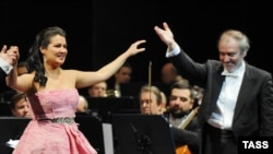 Оперная певица Анна Нетребко и дирижер Валерий Гергиев во время концерта Верди-гала на сцене Мариинского театра. Россия, Санкт-Петербург, 11 июня 2013 года