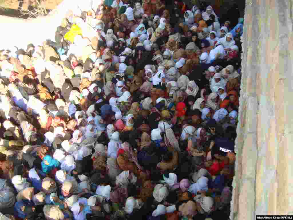 سوات کې امدادي رقم اخیستونکې اکثریت ښځې تش لاس کورو ته ځي