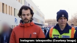 Dániel Simor, jurnalist la Telex, este escortat de poliție la 30 ianuarie, lângă Budapesta. 