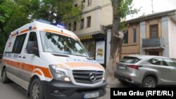 O ambulanță pe o stradă din Chișinău, în timpul pandemiei de coronavirus. 4 iunie 2020