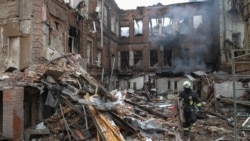 مجتمع آپارتمانی در شهر دنیپرو که بامداد پنج‌شنبه هدف قرار گرفت