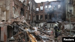 Рятувальник на місці російського удару в Дніпрі, 16 квітня 2026 року