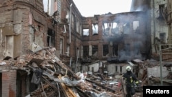 რუსული დრონებითა და რაკეტებით შეტევის შედეგად განადგურებული სახლი დნიპროში. 2026 წლის 16 აპრილი