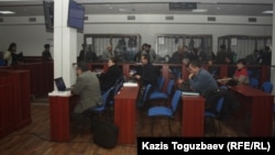 «Қорғас ісіне» байланысты сот үзіліс кезінде. Алматы, 28 қаңтар 2014 жыл.