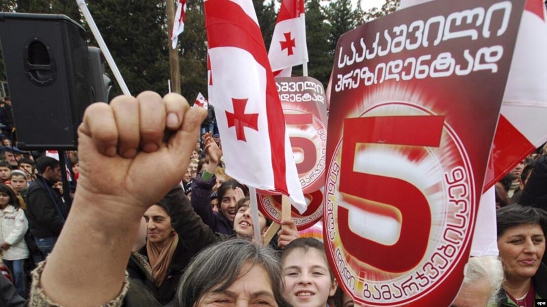 4% граждан хотят видеть президентом Михаила Саакашвили, несмотря на то, что такого права у нет по закону